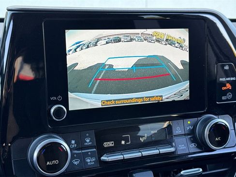 Used 2024 Toyota Highlander LE image 17