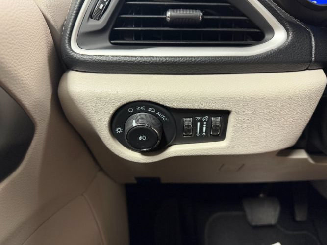 Used 2024 Chrysler Pacifica Limited FWD image 21