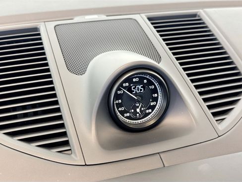 Certified 2025 Porsche Macan AWD/4WD image 30