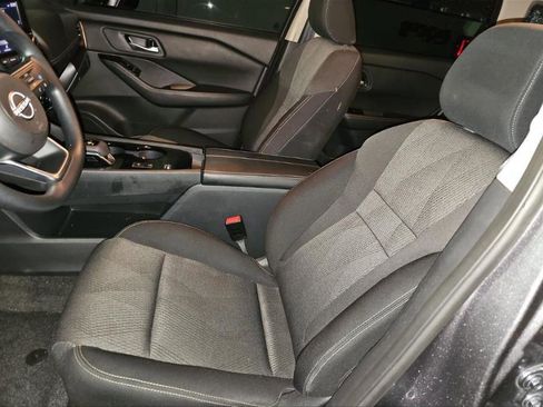 Used 2024 Nissan Rogue SV image 3