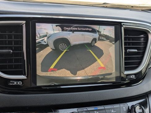 Used 2025 Chrysler Pacifica Select image 21