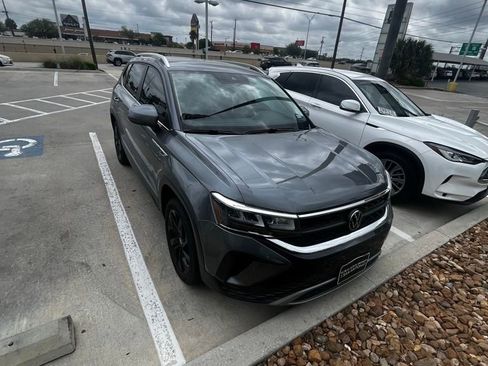 Used 2022 Volkswagen Taos SE image 2