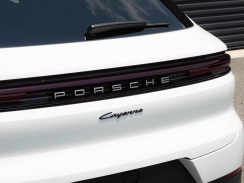 Certified 2026 Porsche Cayenne AWD/4WD image 38