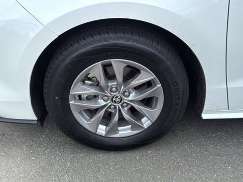Certified 2024 Toyota Sienna XLE w/ XLE Plus Package AWD/4WD image 8