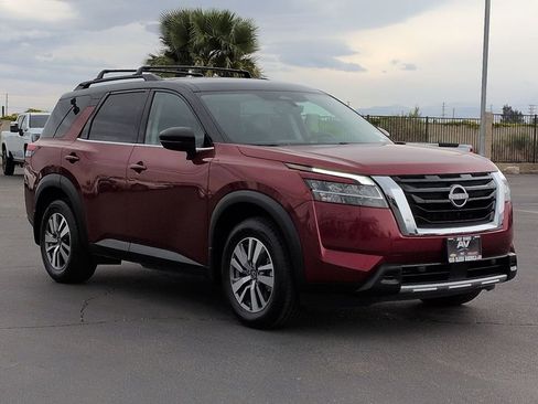 Used 2023 Nissan Pathfinder SL FWD image 11
