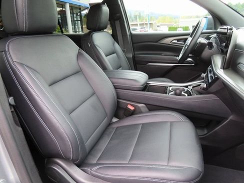 Used 2025 Chevrolet Traverse LT AWD/4WD image 37