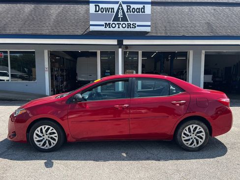 Used 2017 Toyota Corolla LE FWD image 2