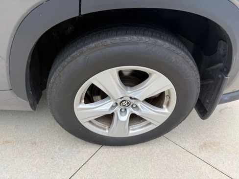 Used 2024 Toyota Highlander LE AWD/4WD image 11