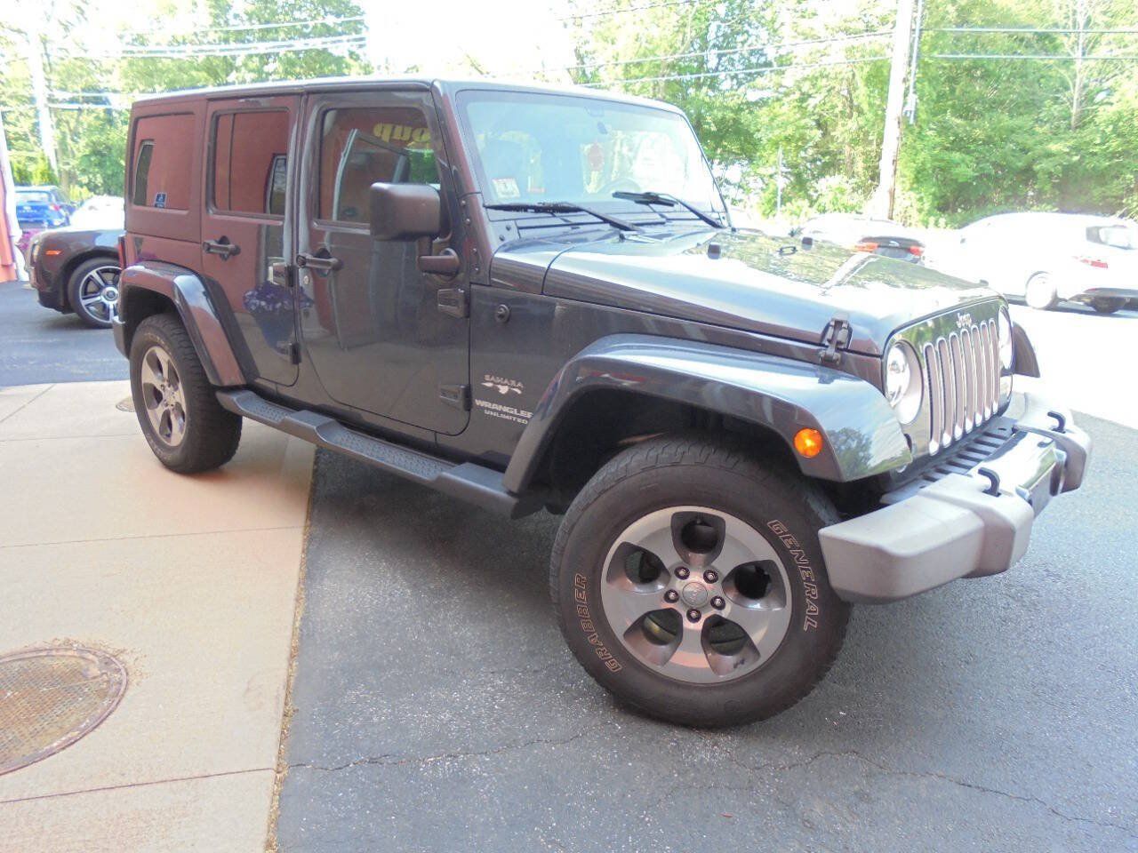 Used 2017 Jeep Wrangler Unlimited Sahara w/ Connectivity Group AWD/4WD image 30