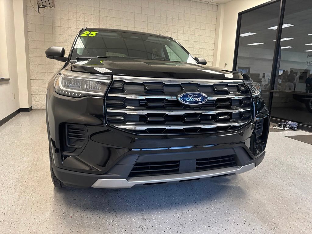 Used 2025 Ford Explorer Active AWD/4WD image 33