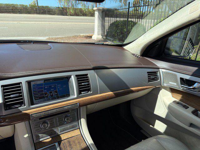 Used 2010 Jaguar XF Supercharged RWD image 11