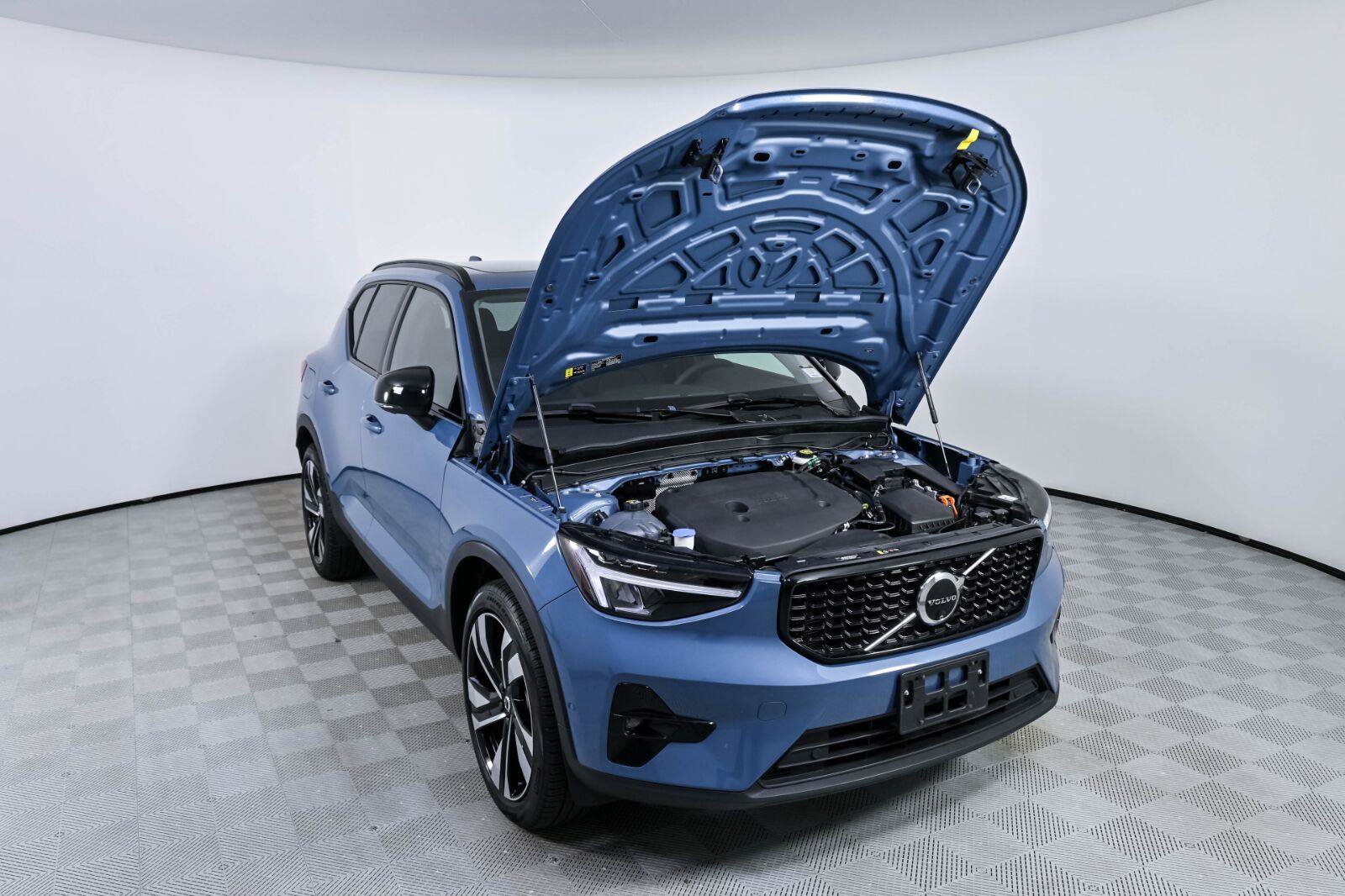 Used 2024 Volvo XC40 B5 Plus w/ Protection Package Premier AWD/4WD image 33