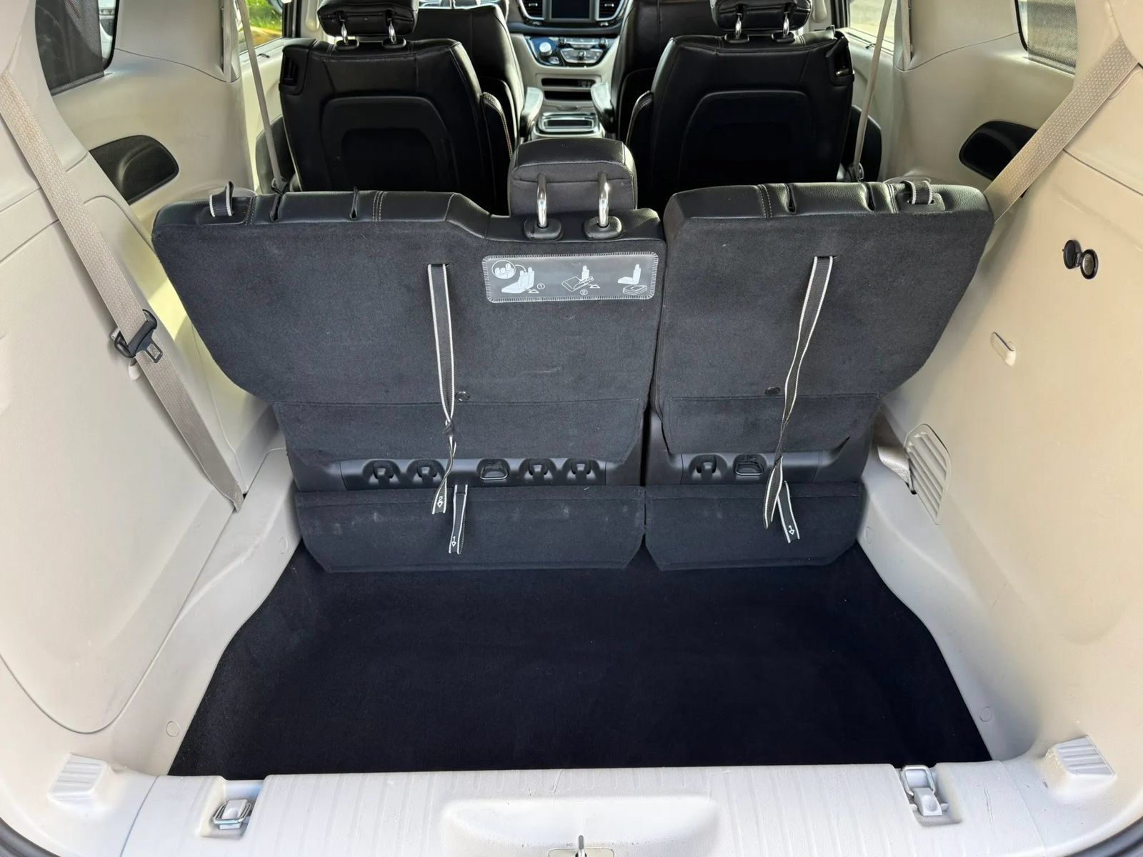 Used 2019 Chrysler Pacifica Touring-L FWD image 17