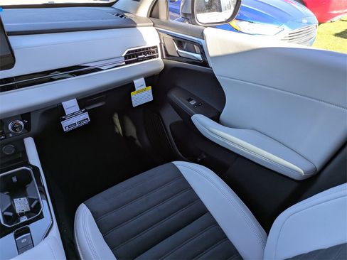 New 2026 Mitsubishi Outlander SE image 17