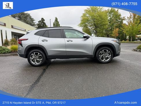 Used 2025 Chevrolet Trax LT w/ LT Convenience Package FWD image 9