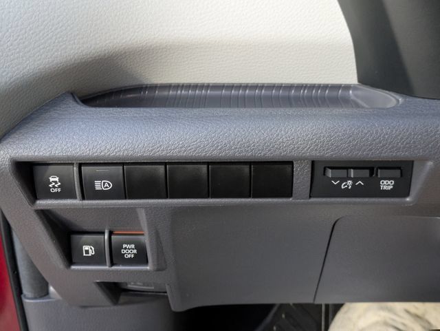 Used 2024 Toyota Sienna Limited FWD image 21