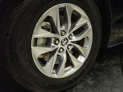 Used 2022 Toyota Sienna XLE w/ XLE Plus Package AWD/4WD image 3