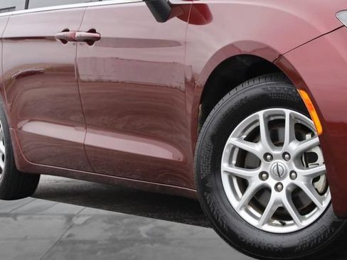 Used 2022 Chrysler Voyager LX FWD image 3