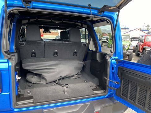 Used 2024 Jeep Wrangler Unlimited Rubicon AWD/4WD image 5