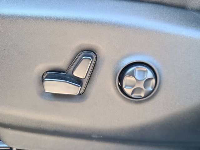 Used 2023 Chrysler Voyager LX FWD image 31
