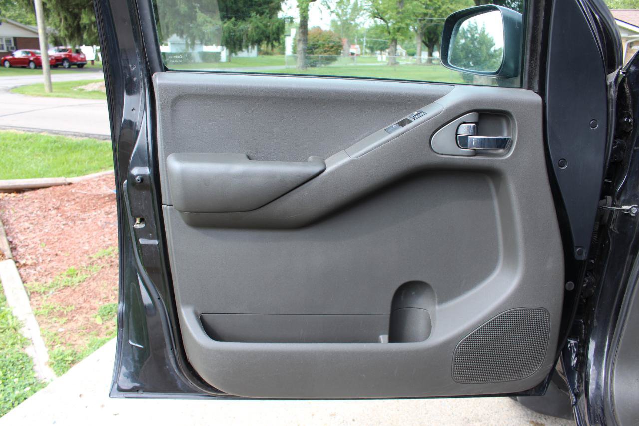 Used 2014 Nissan Frontier SV w/ SV Value Truck Package AWD/4WD image 12
