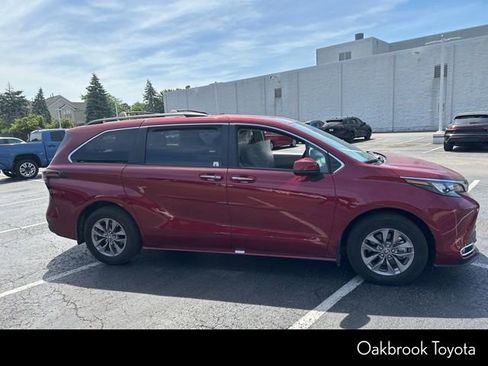 Used 2024 Toyota Sienna XLE FWD image 13