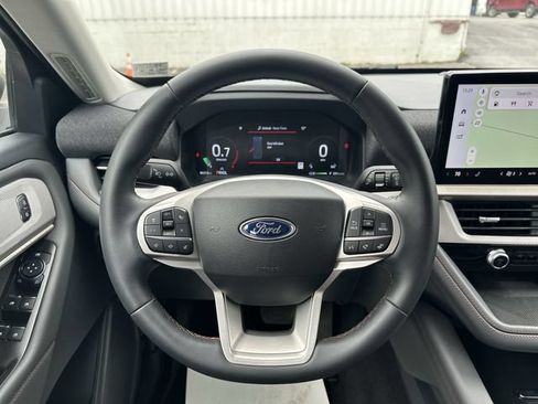 Used 2025 Ford Explorer Active AWD/4WD image 13
