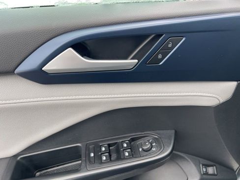 Used 2024 Volkswagen Taos SE image 9