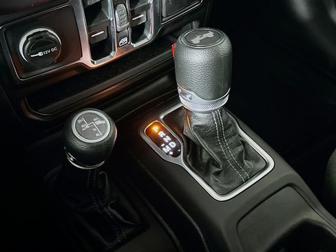 Used 2025 Jeep Wrangler Sahara image 24