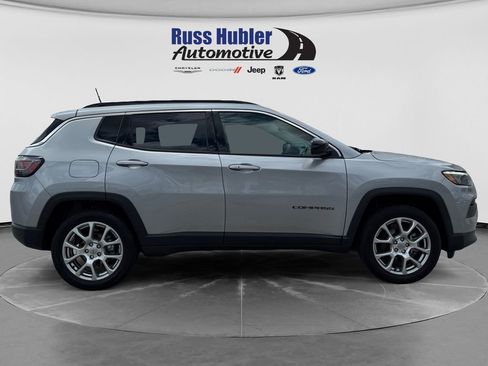 Used 2022 Jeep Compass Latitude w/ Sun and Sound Group AWD/4WD image 8