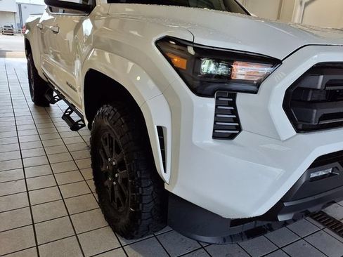 Used 2025 Toyota Tacoma SR5 AWD/4WD image 27