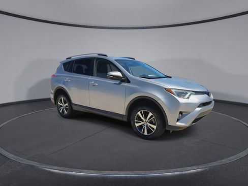 Used 2018 Toyota RAV4 XLE image 2