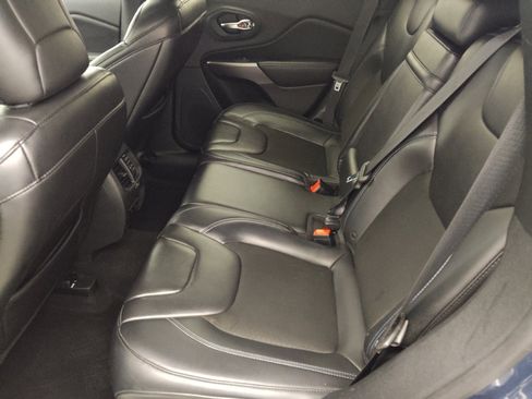 Used 2019 Jeep Cherokee Latitude Plus AWD/4WD image 18