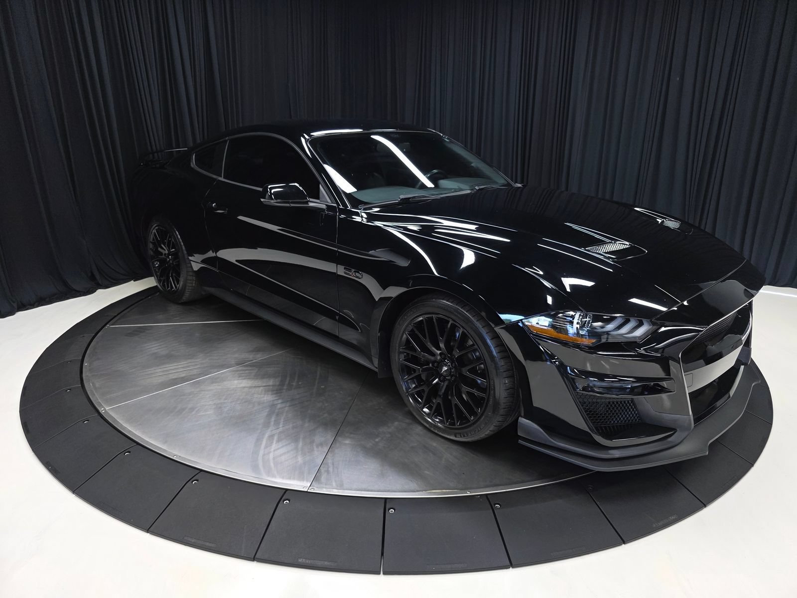 Used 2018 Ford Mustang GT Premium w/ GT Performance Package RWD image 15