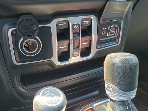 Used 2018 Jeep Wrangler Unlimited Sahara AWD/4WD image 22