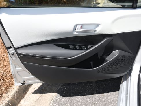 Used 2023 Toyota Corolla SE w/ SE Premium Package FWD image 9