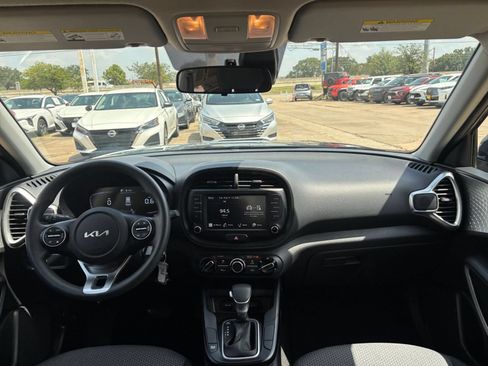 Used 2025 Kia Soul LX w/ LX Technology Package FWD image 31