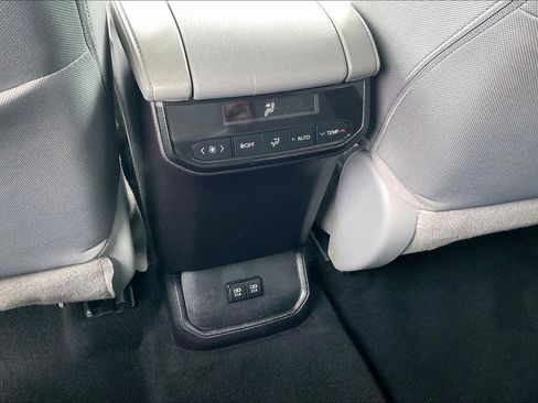 Used 2020 Toyota Highlander LE image 33