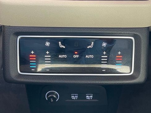 Used 2019 Audi e-tron Premium Plus image 21
