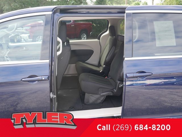 Used 2017 Chrysler Pacifica LX FWD image 16
