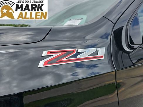 Used 2025 Chevrolet Suburban Z71 AWD/4WD image 32
