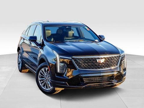 Used 2024 Cadillac XT4 Premium Luxury image 2