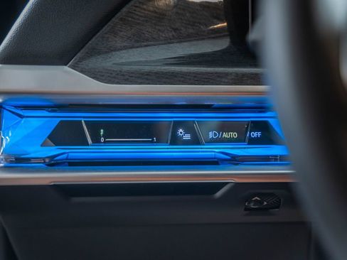 Used 2025 BMW 750e xDrive AWD/4WD image 43