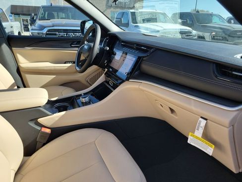 New 2026 Jeep Grand Cherokee L Limited AWD/4WD image 32