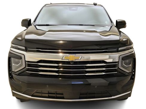 Used 2025 Chevrolet Suburban LT image 2