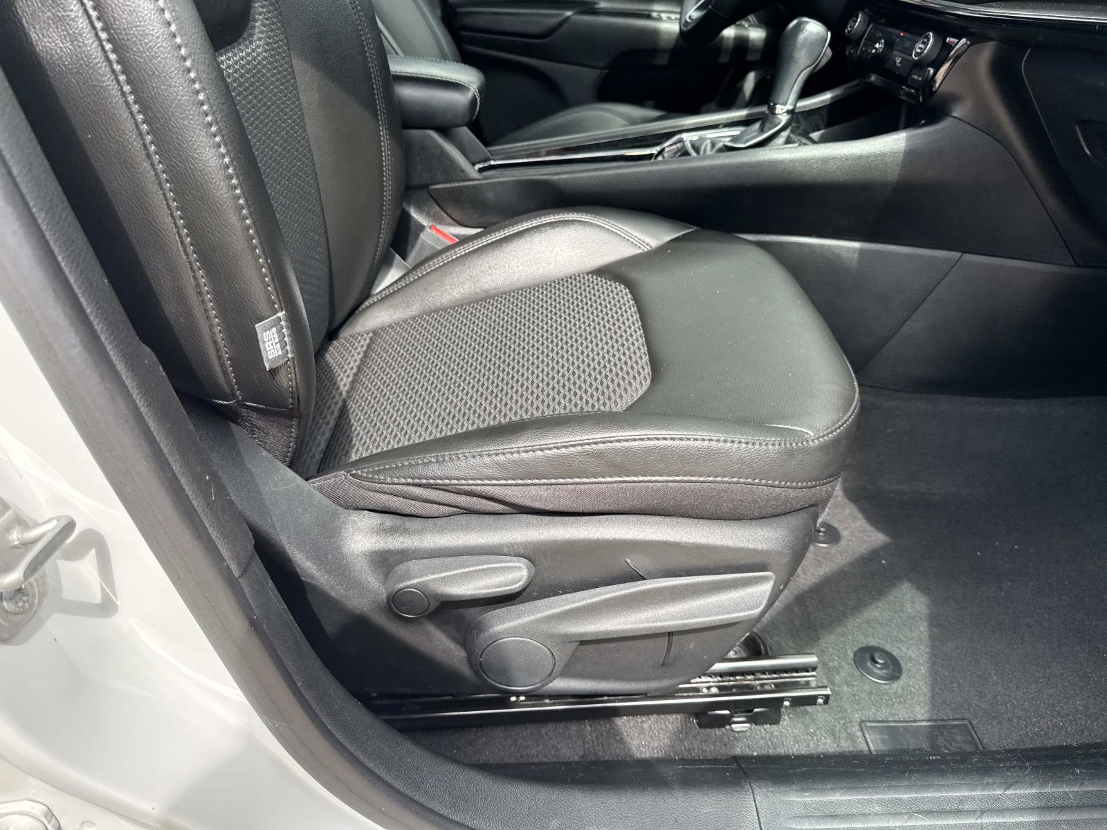 Used 2022 Jeep Compass Latitude FWD image 11
