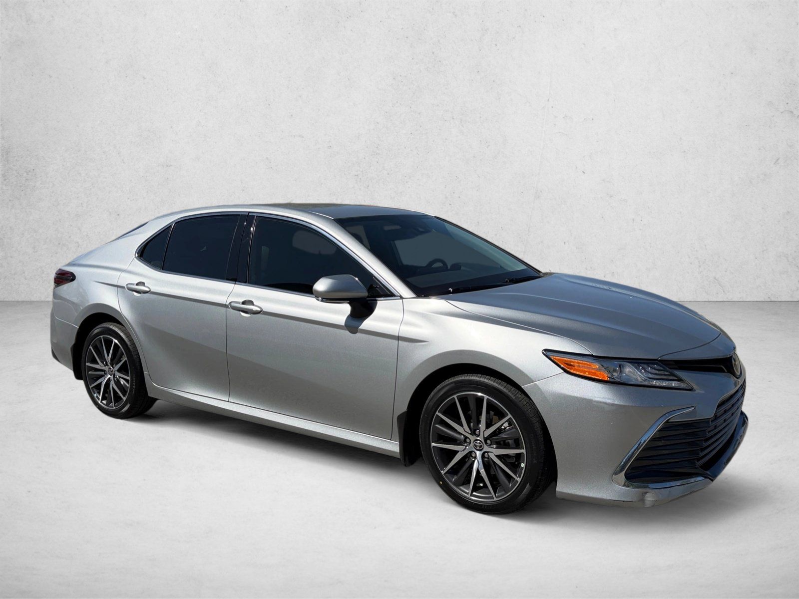 Used 2022 Toyota Camry XLE AWD/4WD image 3