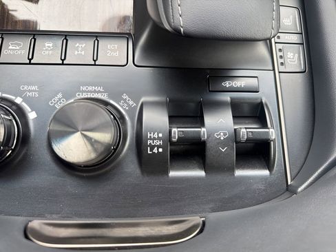 Used 2021 Lexus LX 570 4WD w/ Luxury Package image 26