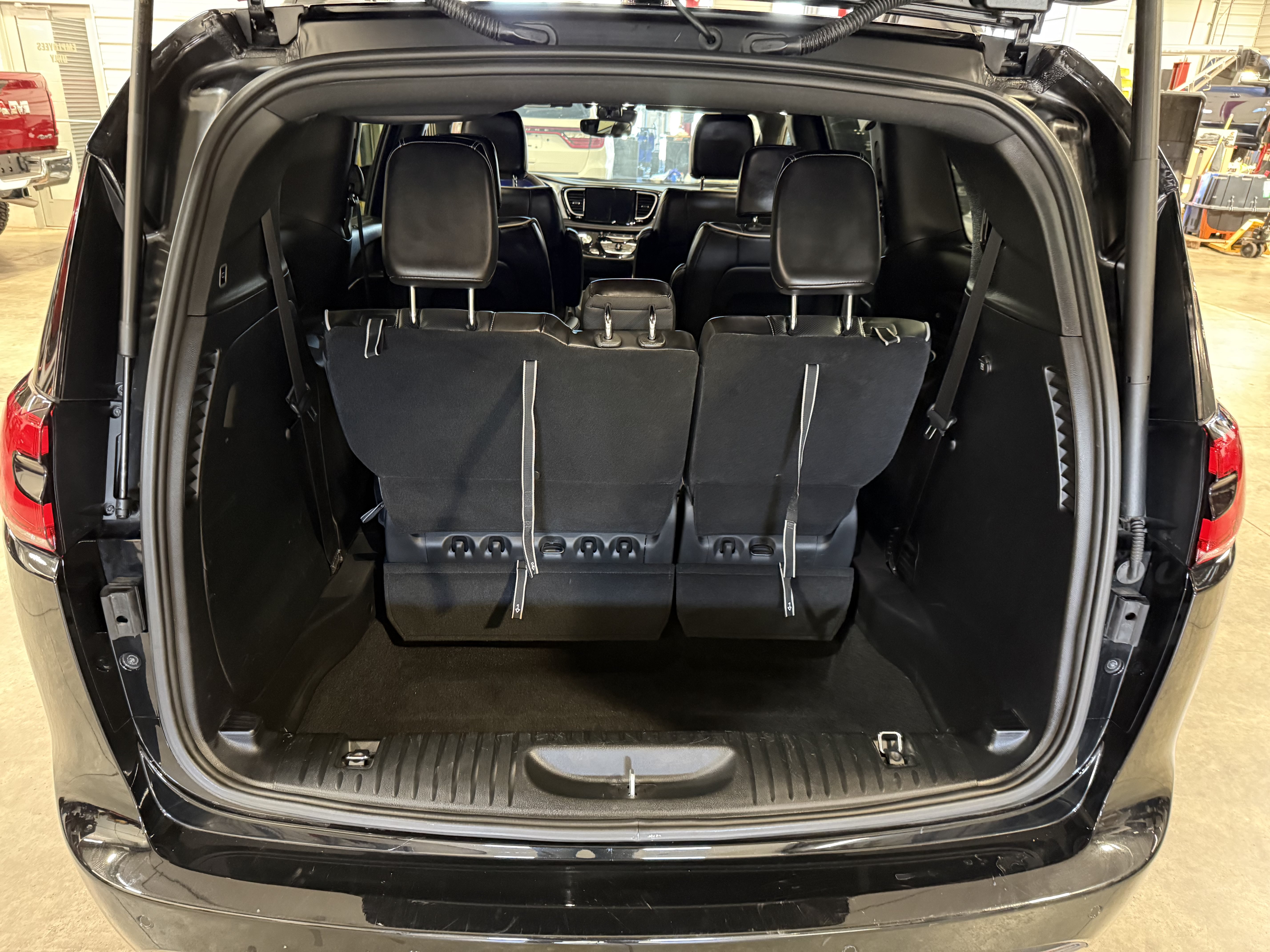 Certified 2025 Chrysler Pacifica Limited AWD/4WD image 24