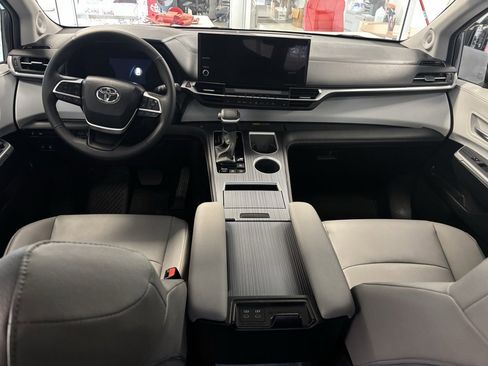 Used 2025 Toyota Sienna XLE image 21